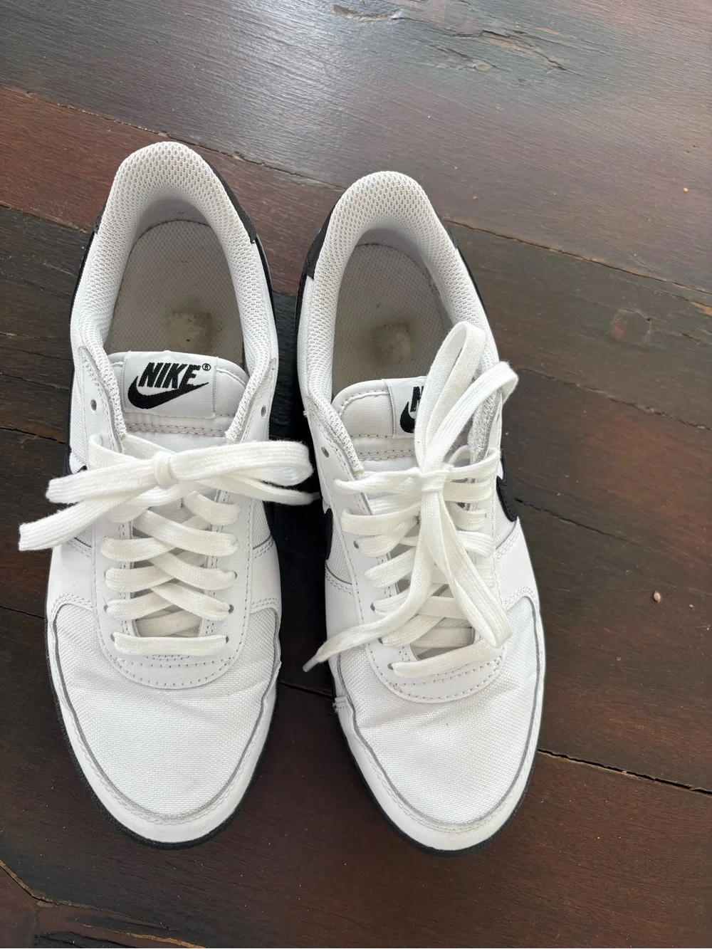 Nike White & Black Low-Top Skate Sneakers golf